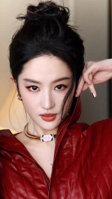 刘亦菲惊艳好莱坞!《木兰红》造型曝光,海外华人如何解锁观看限制?