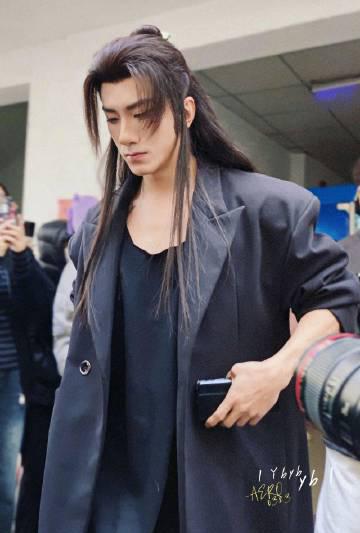 肖顺尧惊艳韩网!韩国网友狂赞《水龙吟》黑皮体育生造型,立体骨相被称撕漫男