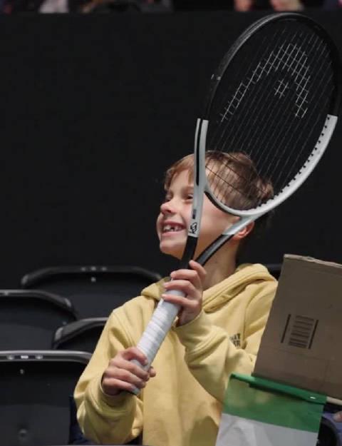 辛纳赛后暖心一幕:球拍赠小球迷,22连胜背后的温情瞬间