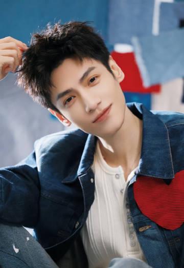 罗云熙扫楼穿搭藏玄机!心形缝制暗藏角色秘密,粉丝直呼太用心