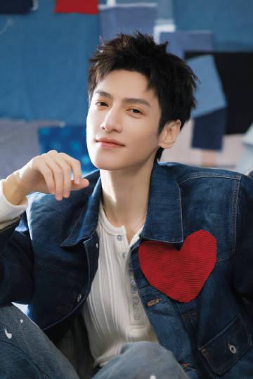 罗云熙扫楼穿搭藏玄机!心形缝制暗藏角色秘密,粉丝直呼太用心