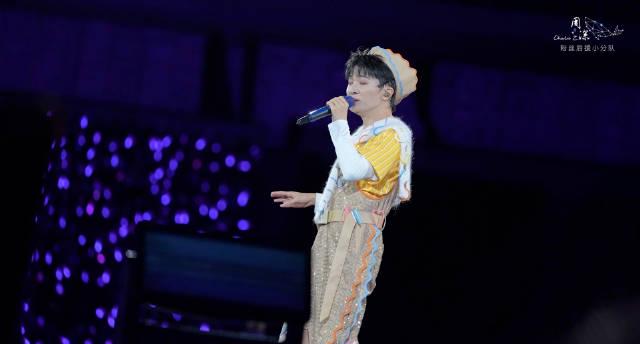 海外华人追星新难题:周深成都演唱会火爆开唱,国内影视音乐却因地区限制无法畅享