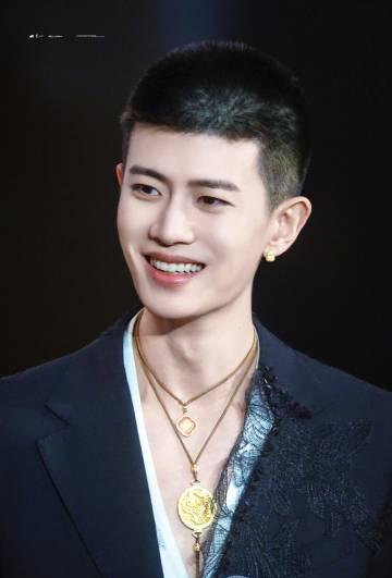 任嘉伦寸头黑西装造型刷屏!海外粉丝如何第一时间追星不卡顿?