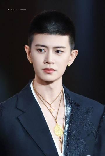 任嘉伦寸头黑西装造型刷屏!海外粉丝如何第一时间追星不卡顿?