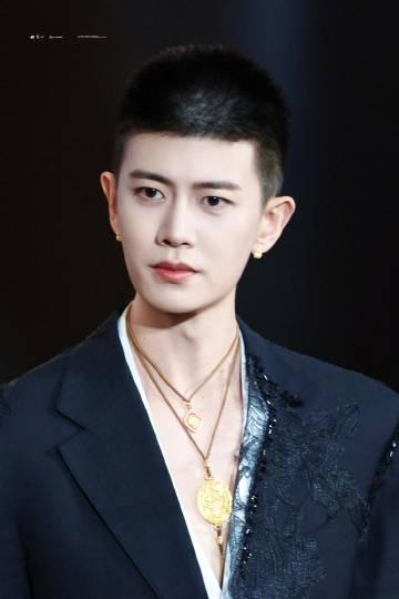 任嘉伦寸头黑西装造型刷屏!海外粉丝如何第一时间追星不卡顿?