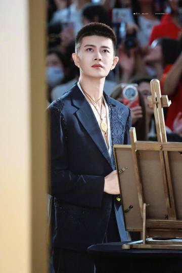 任嘉伦寸头黑西装造型刷屏!海外粉丝如何第一时间追星不卡顿?