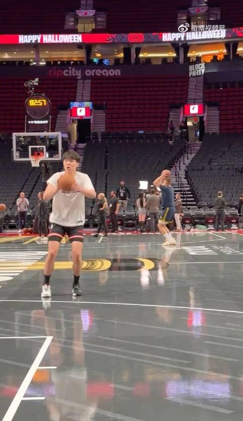 追星成功!杨瀚森与偶像约基奇同框热身,这波操作值得所有球迷学习