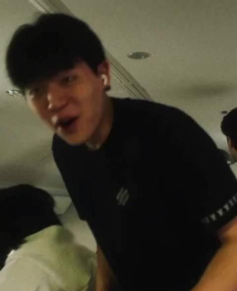 杨瀚森发展联盟首秀在即,飞机上暖心献唱为队友庆生引热议