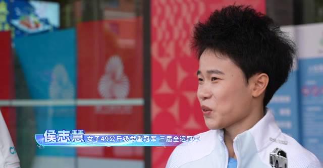 看到侯志慧拆到爆炸头玩偶,我笑喷了!原来奥运冠军也会为体重发愁到想剪头发