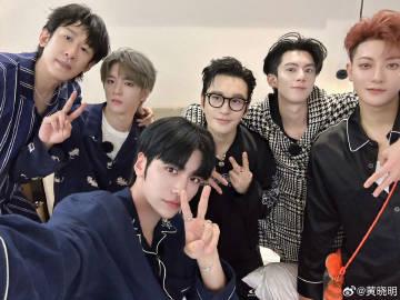 海外华人必看!黄晓明晒爆闪团合照,教你轻松追国内综艺不卡顿