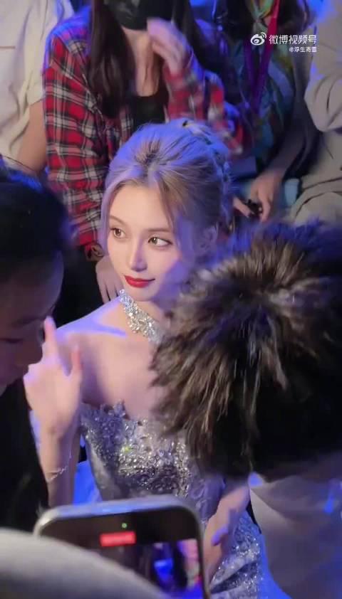 徐艺洋金发华服惊艳亮相!人鱼公主造型美到发光,网友直呼比婚纱还好看