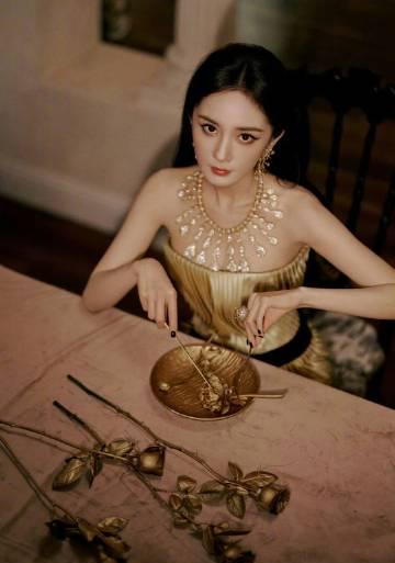 杨幂官宣Prada全球代言人!海外华人如何解锁时尚大片?