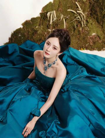 杨幂官宣Prada全球代言人!海外华人如何解锁时尚大片?