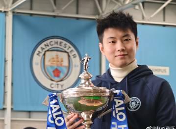 台球冠军赵心童亲临曼城主场,获赠147球衣背后的暖心故事