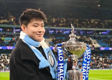 台球冠军赵心童亲临曼城主场,获赠147球衣背后的暖心故事