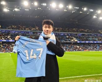 台球冠军赵心童亲临曼城主场,获赠147球衣背后的暖心故事