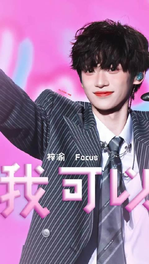 南京校园歌手梓渝雨中献唱《我可以》,这波回忆杀太戳心了!