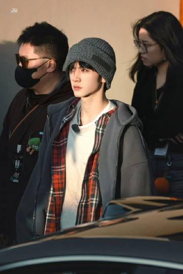 陈哲远走错车被助理一把拽回!戏里苏感爆棚戏外反差萌,海外粉丝如何解锁追星福利?