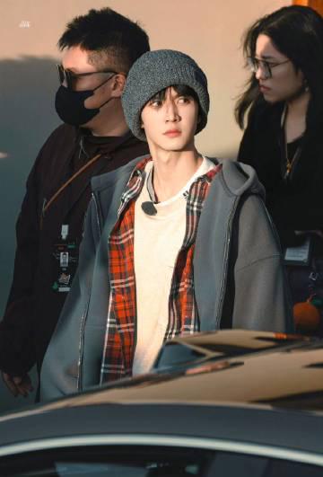 陈哲远走错车被助理一把拽回!戏里苏感爆棚戏外反差萌,海外粉丝如何解锁追星福利?