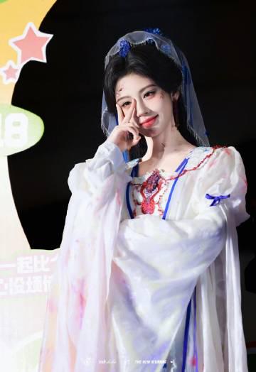 鞠婧祎与老粉合影引热议:原来双向奔赴的陪伴,才是最长情的告白