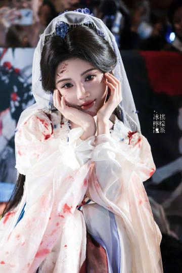 鞠婧祎与老粉合影引热议:原来双向奔赴的陪伴,才是最长情的告白