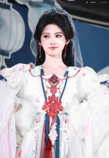 鞠婧祎与老粉合影引热议:原来双向奔赴的陪伴,才是最长情的告白