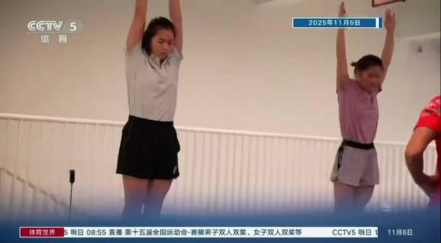 刷到全红婵给自己比心的视频,我突然想起那个蹲在跳水池边啃包子的14岁女孩