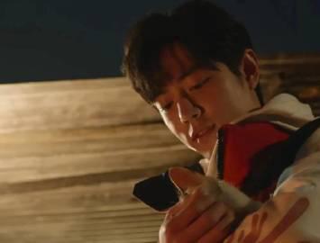 肖战暖心搂狗画面刷屏!原来这些细节暴露了他隐藏的温柔属性