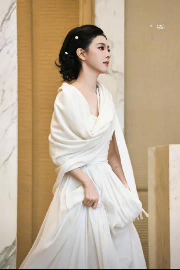 章若楠白裙造型惊艳出圈!普通人如何轻松打造同款“在逃公主”氛围感?